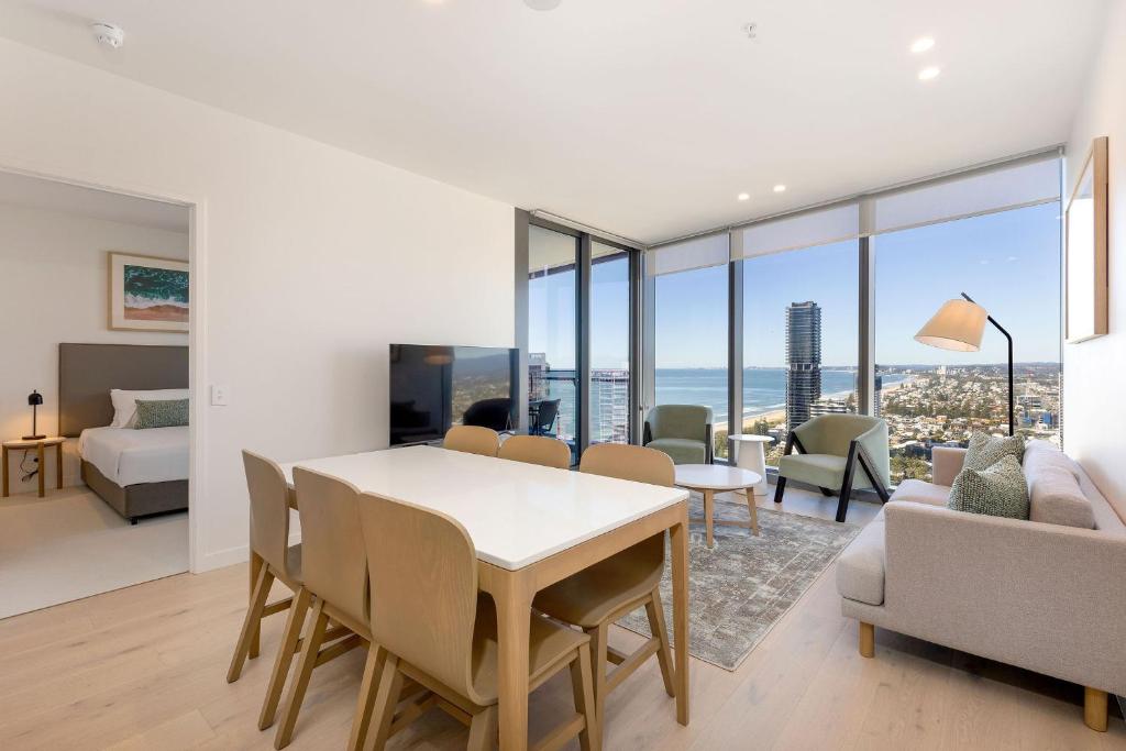 Ultiqa Signature on Broadbeach - 2 Bedroom Ocean - Lounge